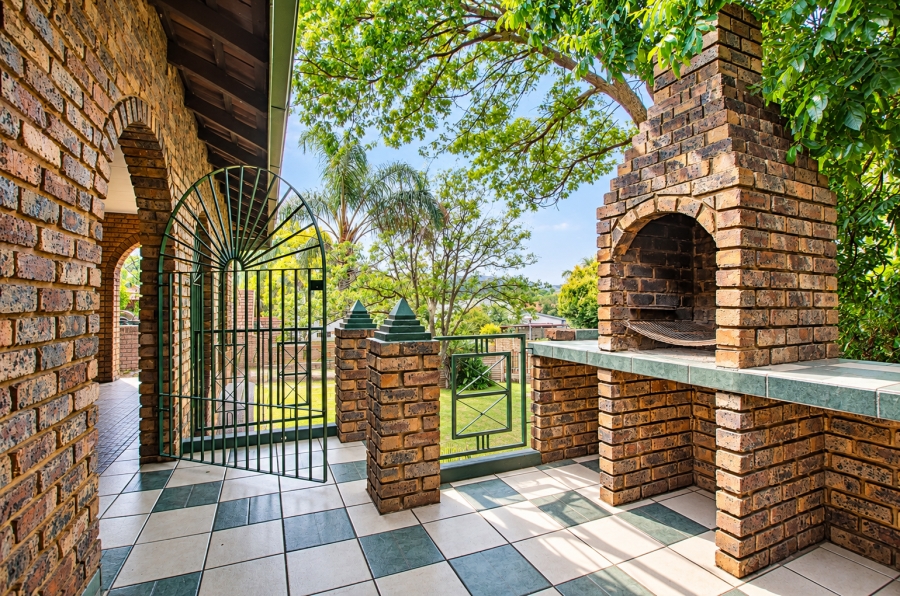 6 Bedroom Property for Sale in Les Marais Gauteng