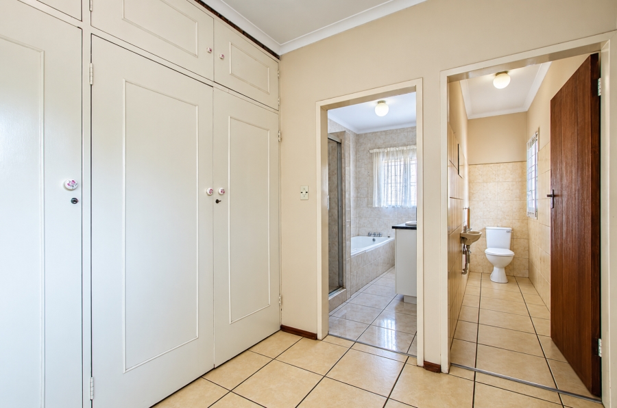 6 Bedroom Property for Sale in Les Marais Gauteng
