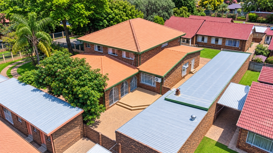 6 Bedroom Property for Sale in Les Marais Gauteng
