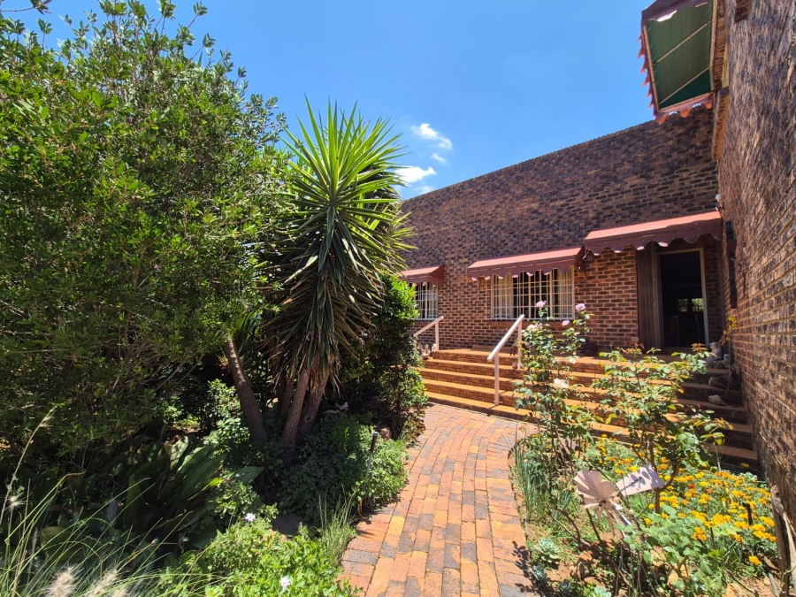 4 Bedroom Property for Sale in Vaaloewer Gauteng