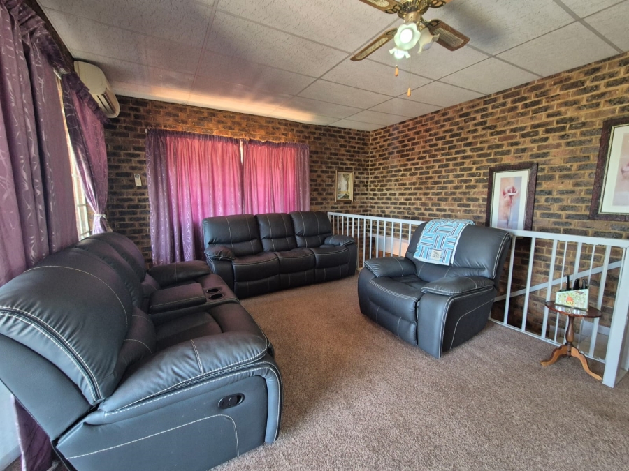 4 Bedroom Property for Sale in Vaaloewer Gauteng