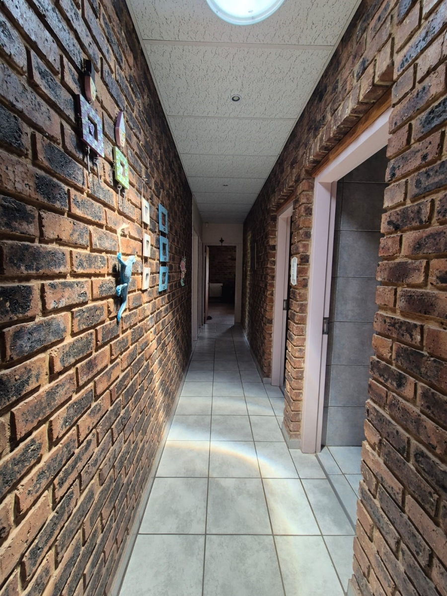 4 Bedroom Property for Sale in Vaaloewer Gauteng