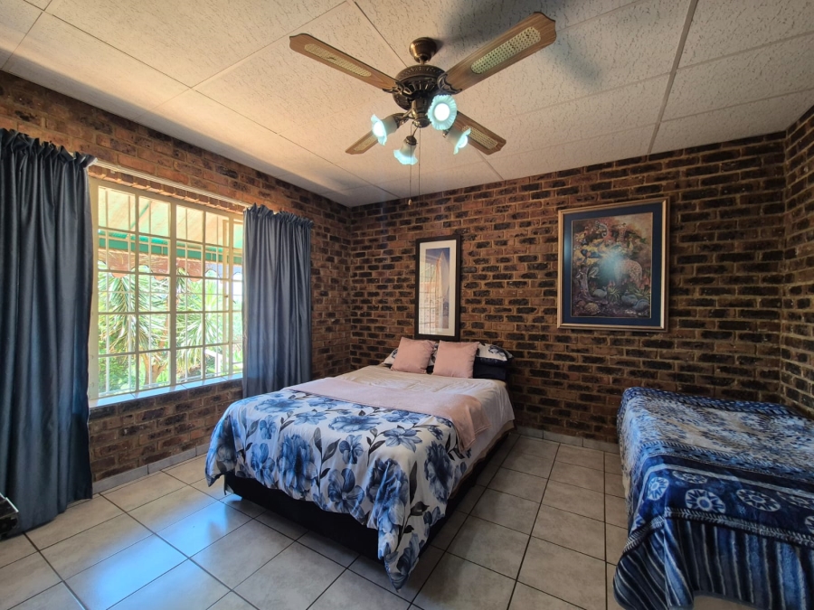 4 Bedroom Property for Sale in Vaaloewer Gauteng