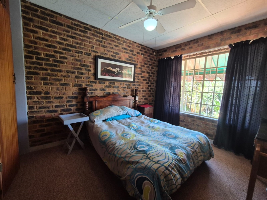 4 Bedroom Property for Sale in Vaaloewer Gauteng