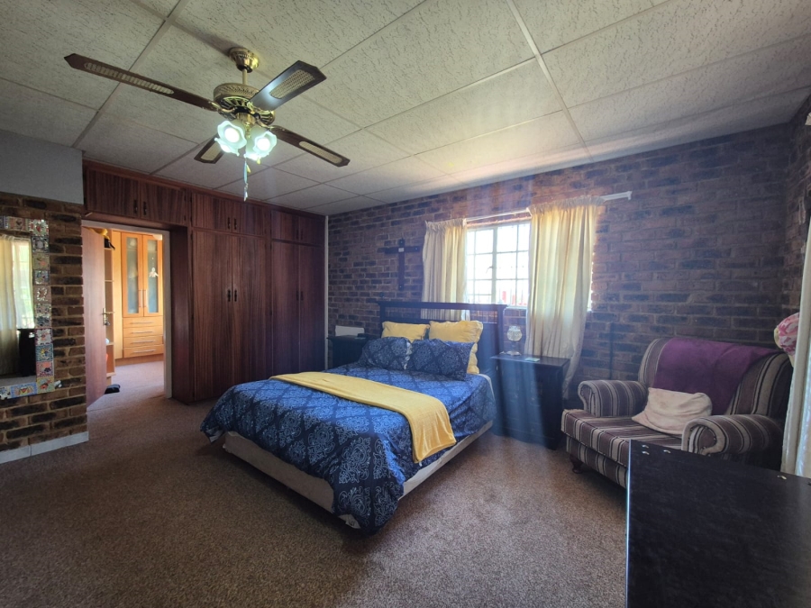 4 Bedroom Property for Sale in Vaaloewer Gauteng