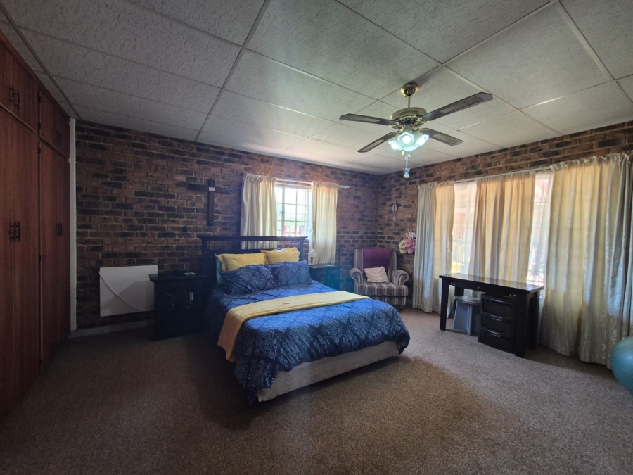 4 Bedroom Property for Sale in Vaaloewer Gauteng