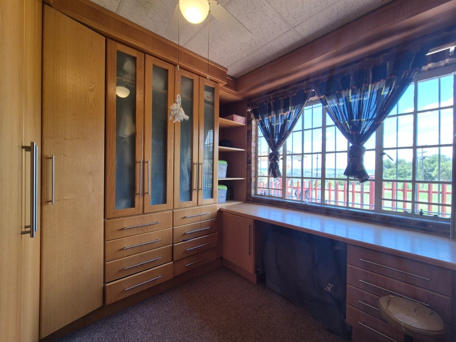 4 Bedroom Property for Sale in Vaaloewer Gauteng