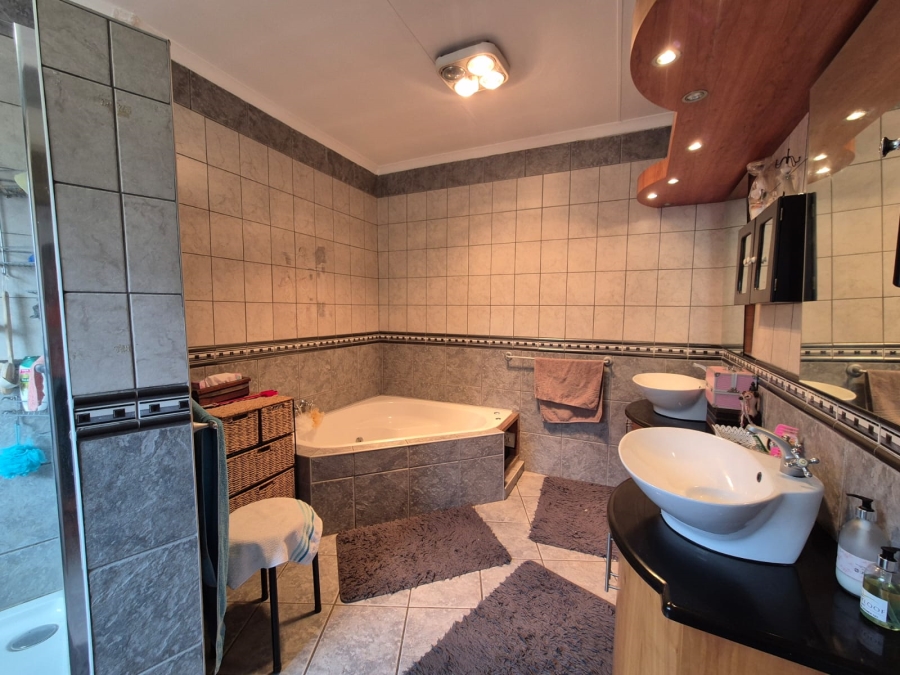 3 Bedroom Property for Sale in Vanderbijlpark SE 2 Gauteng