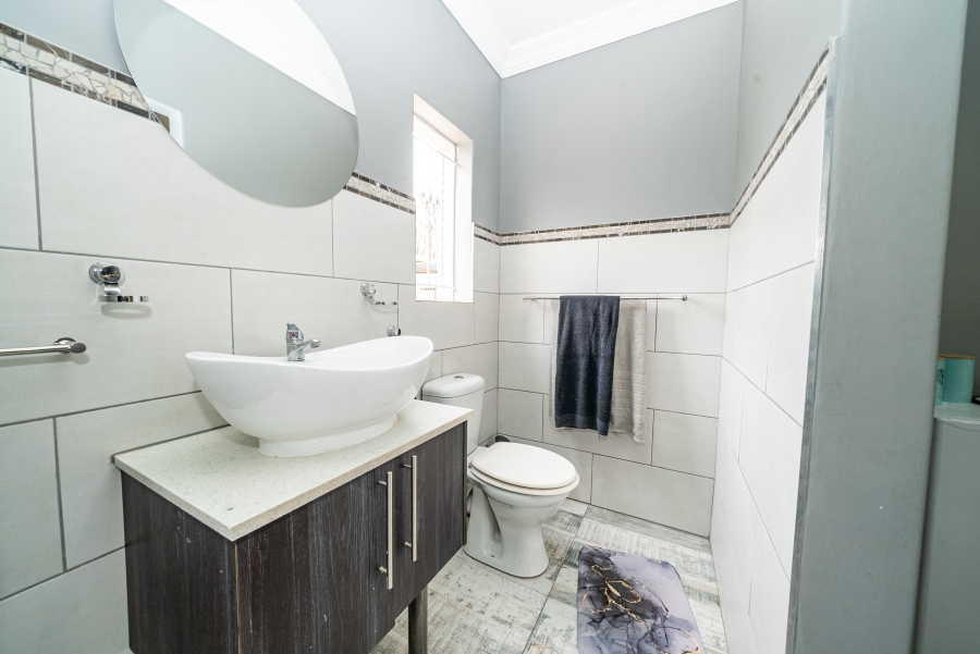 5 Bedroom Property for Sale in Kenleaf Gauteng