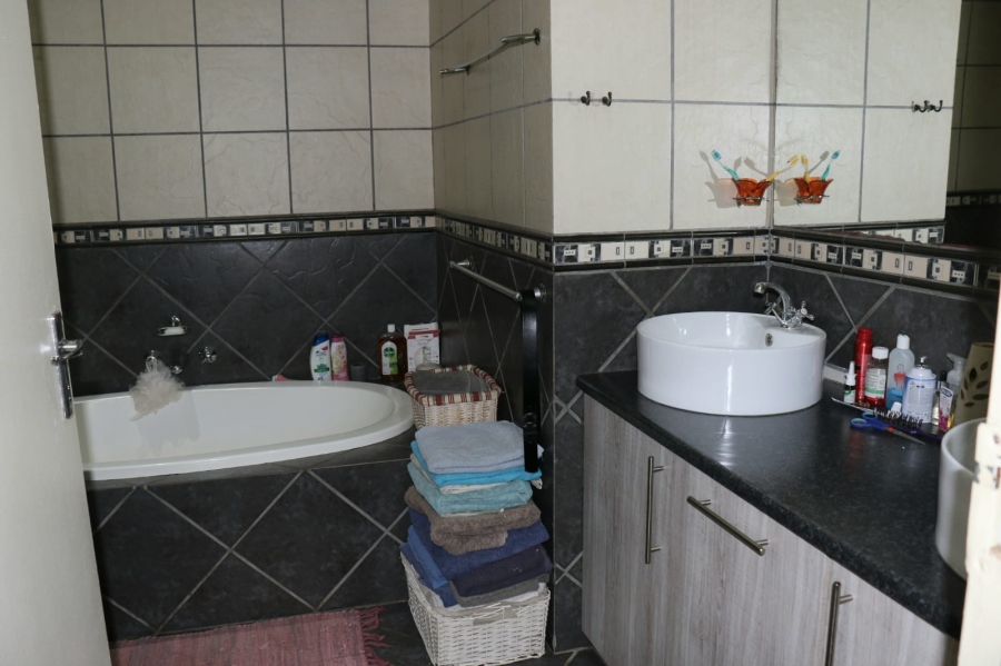 5 Bedroom Property for Sale in Rensburg Gauteng