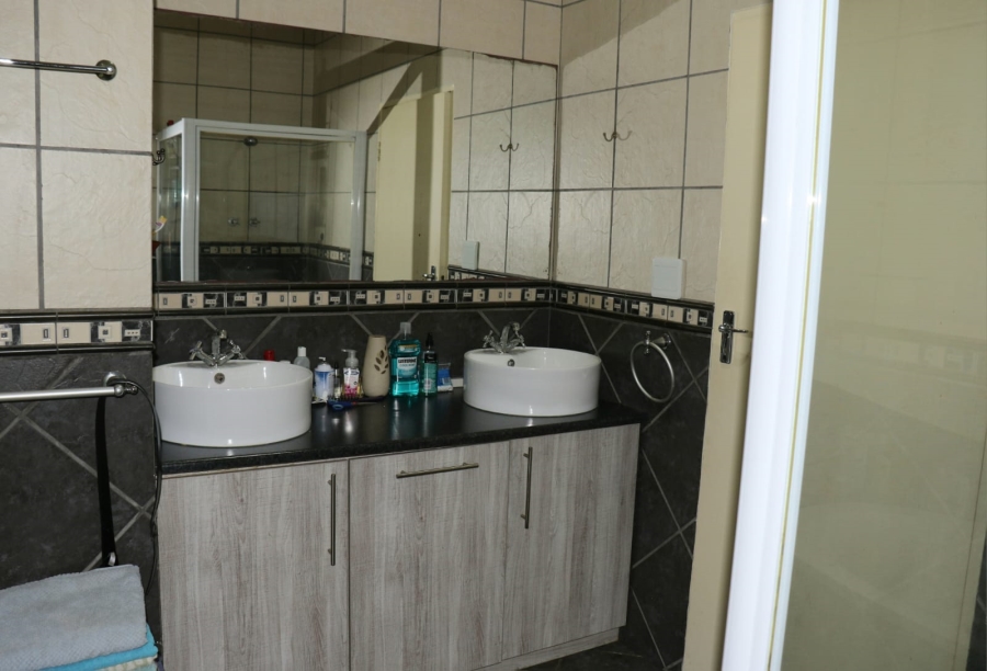 5 Bedroom Property for Sale in Rensburg Gauteng