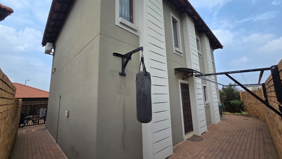3 Bedroom Property for Sale in Monavoni Gauteng