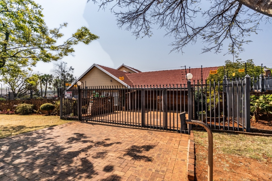 To Let 4 Bedroom Property for Rent in Eldoraigne Gauteng