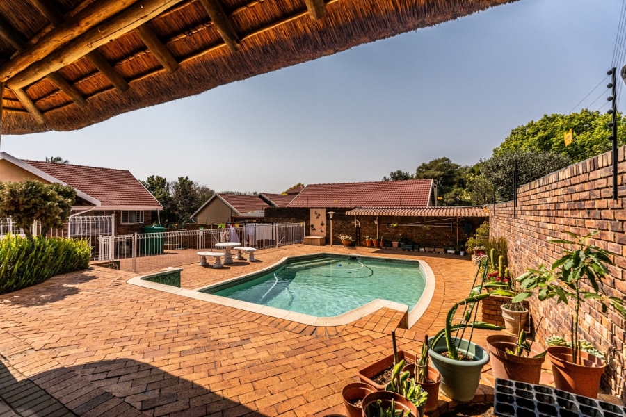 To Let 4 Bedroom Property for Rent in Eldoraigne Gauteng