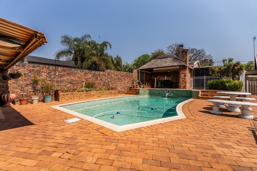To Let 4 Bedroom Property for Rent in Eldoraigne Gauteng