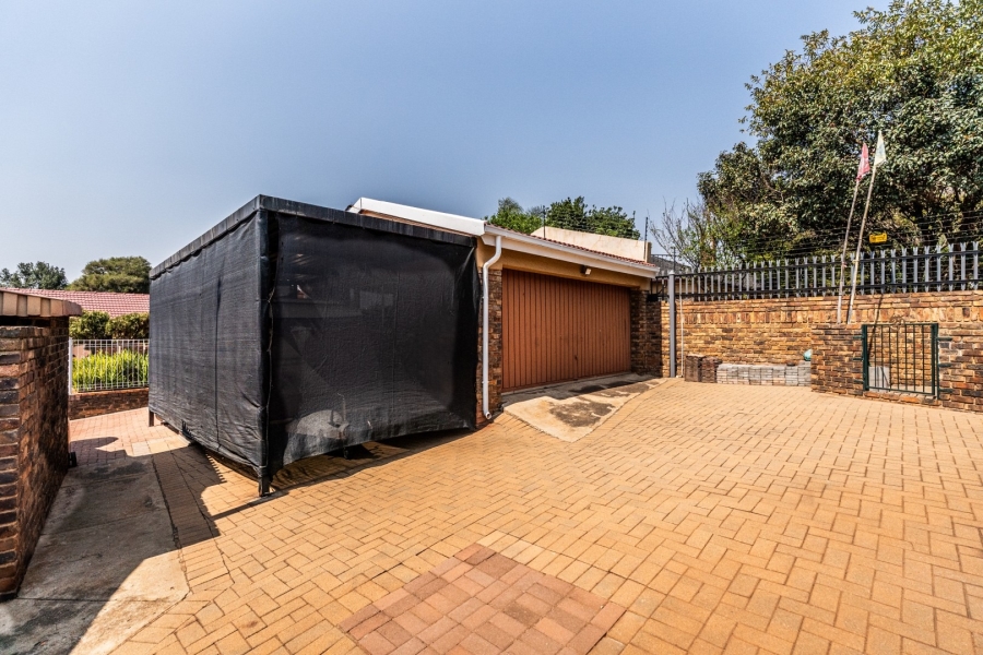 To Let 4 Bedroom Property for Rent in Eldoraigne Gauteng