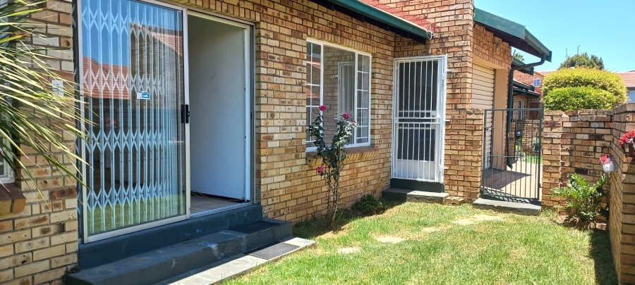To Let 2 Bedroom Property for Rent in Glen Marais Gauteng