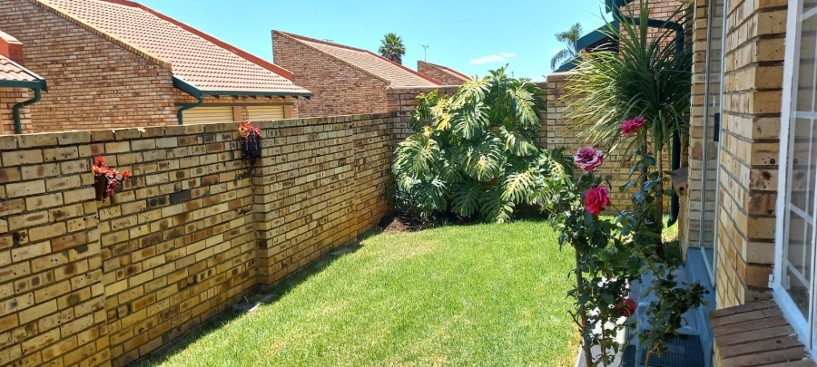 To Let 2 Bedroom Property for Rent in Glen Marais Gauteng