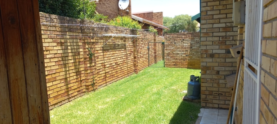 To Let 2 Bedroom Property for Rent in Glen Marais Gauteng
