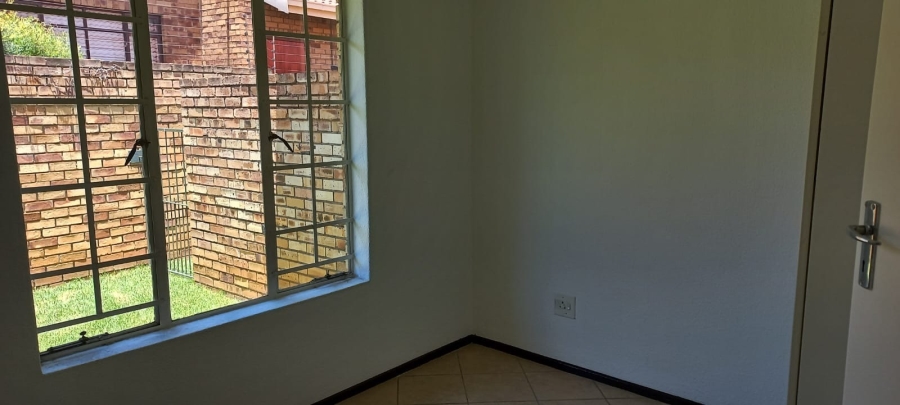 To Let 2 Bedroom Property for Rent in Glen Marais Gauteng