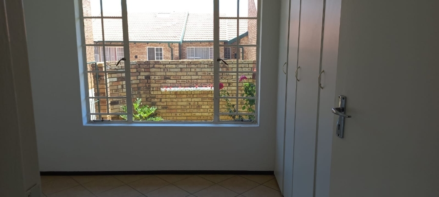 To Let 2 Bedroom Property for Rent in Glen Marais Gauteng