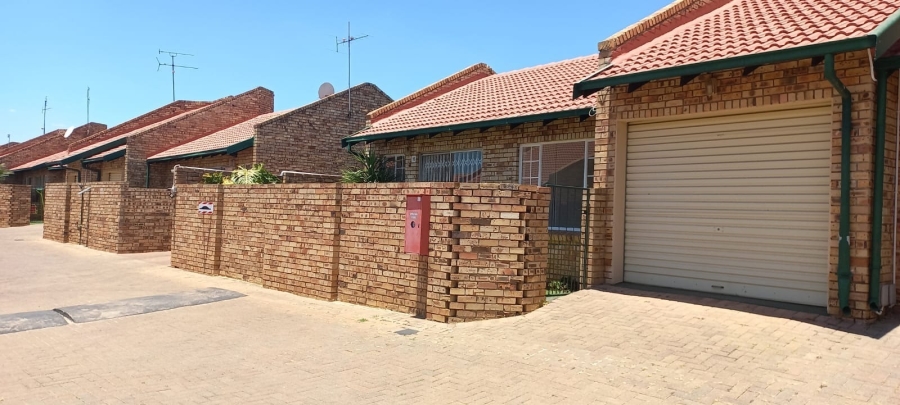 To Let 2 Bedroom Property for Rent in Glen Marais Gauteng