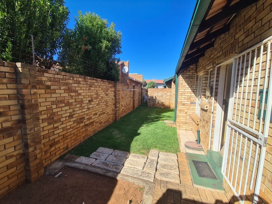 To Let 2 Bedroom Property for Rent in Glen Marais Gauteng