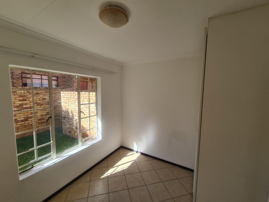 To Let 2 Bedroom Property for Rent in Glen Marais Gauteng