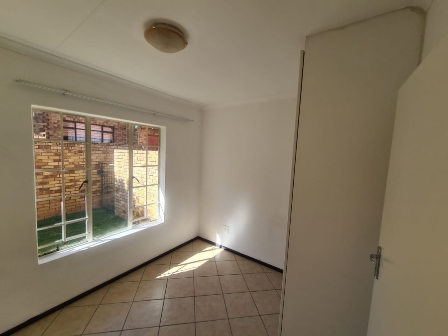 To Let 2 Bedroom Property for Rent in Glen Marais Gauteng