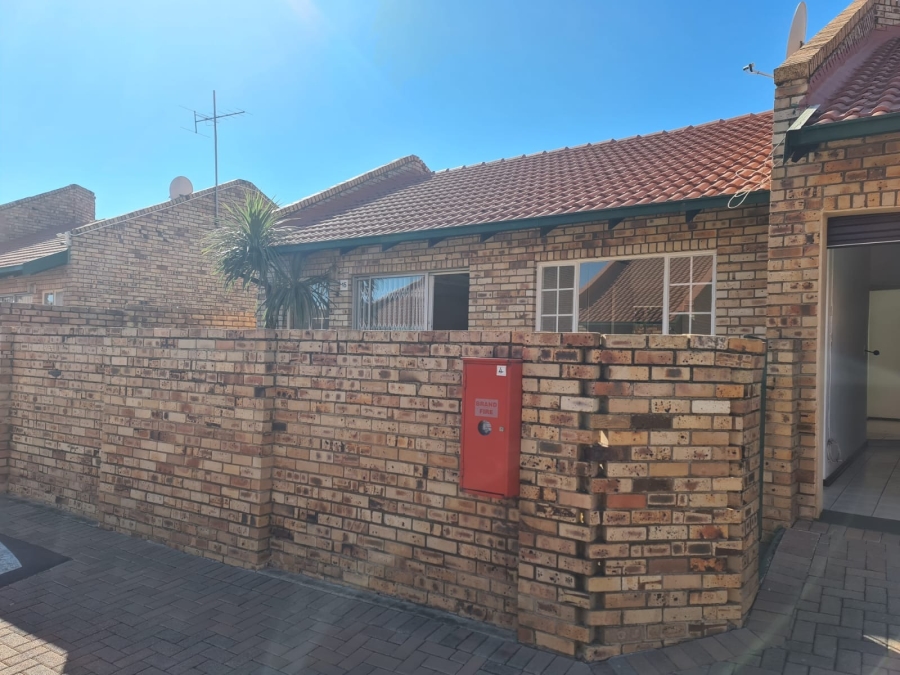 To Let 2 Bedroom Property for Rent in Glen Marais Gauteng