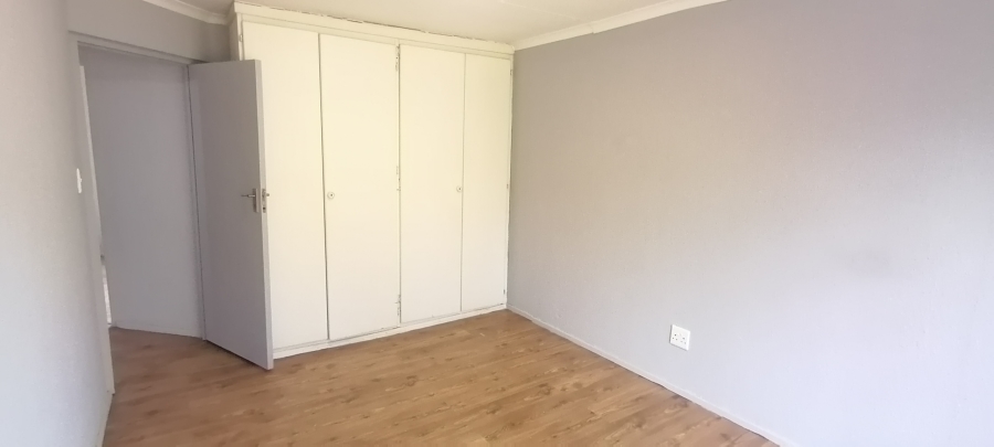 To Let 2 Bedroom Property for Rent in Helderkruin Gauteng