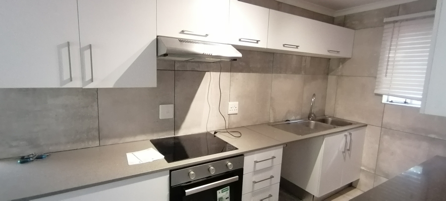 To Let 2 Bedroom Property for Rent in Helderkruin Gauteng