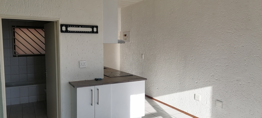 To Let 1 Bedroom Property for Rent in Constantia Kloof Gauteng