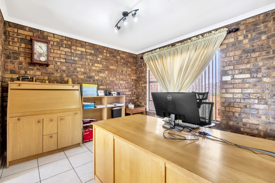 4 Bedroom Property for Sale in Helderkruin Gauteng