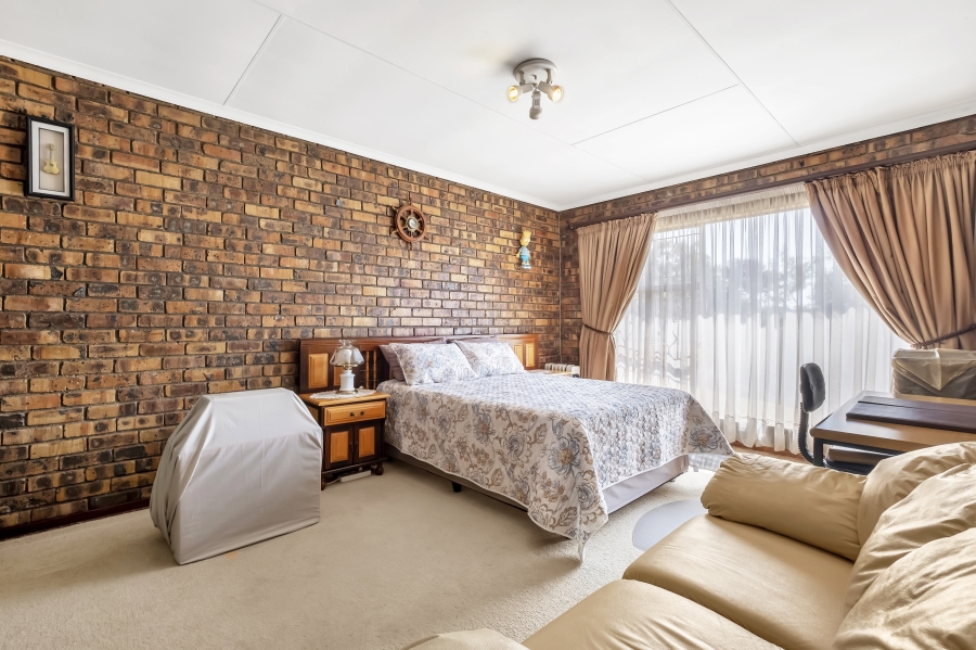 4 Bedroom Property for Sale in Helderkruin Gauteng