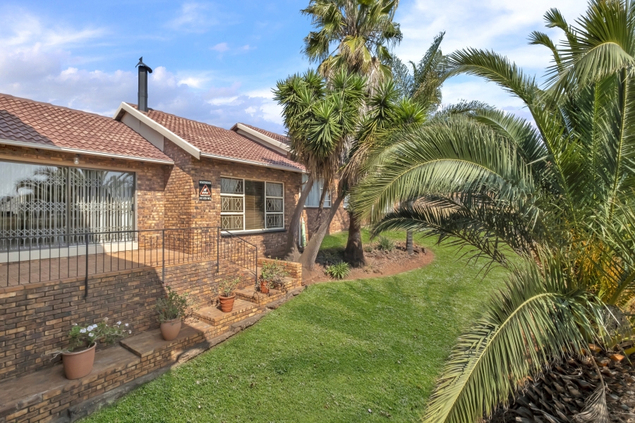 4 Bedroom Property for Sale in Helderkruin Gauteng