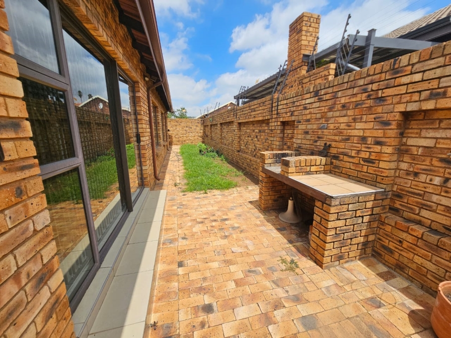 3 Bedroom Property for Sale in New Redruth Gauteng