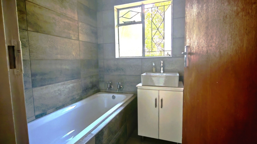 To Let 3 Bedroom Property for Rent in Lamontpark Gauteng