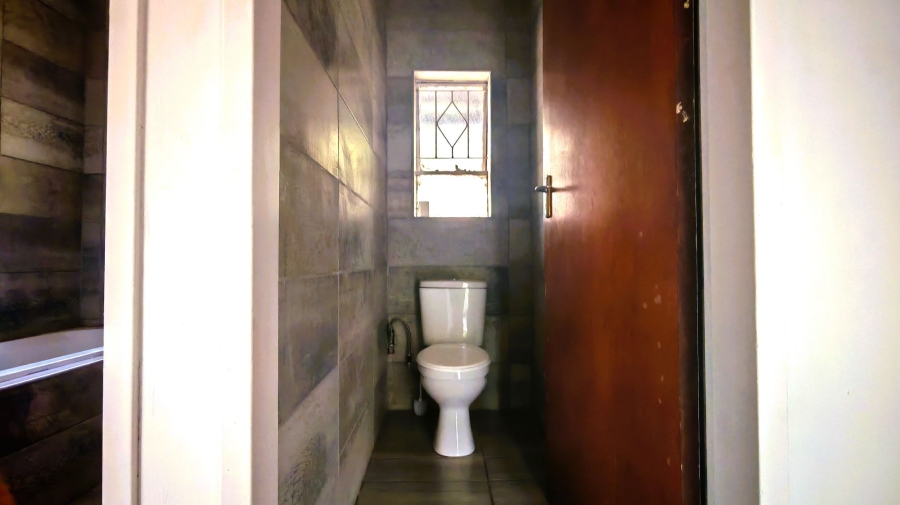 To Let 3 Bedroom Property for Rent in Lamontpark Gauteng