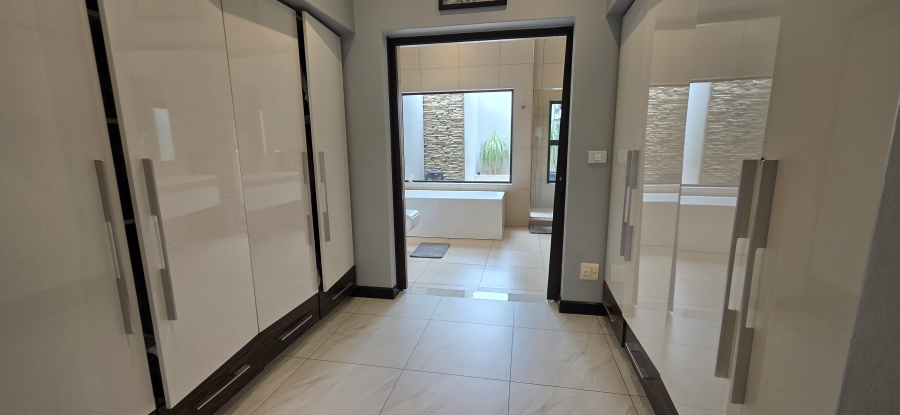 5 Bedroom Property for Sale in Greenstone Hill Gauteng