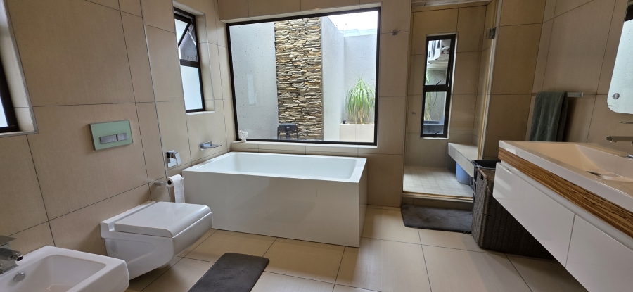 5 Bedroom Property for Sale in Greenstone Hill Gauteng