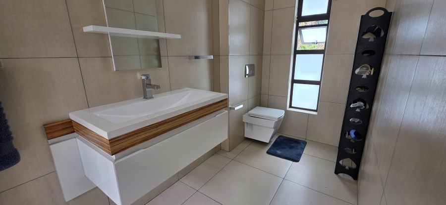 5 Bedroom Property for Sale in Greenstone Hill Gauteng