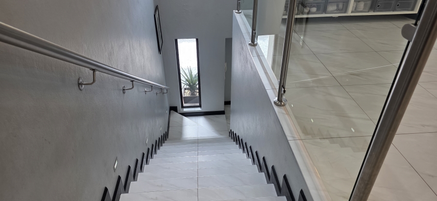 5 Bedroom Property for Sale in Greenstone Hill Gauteng