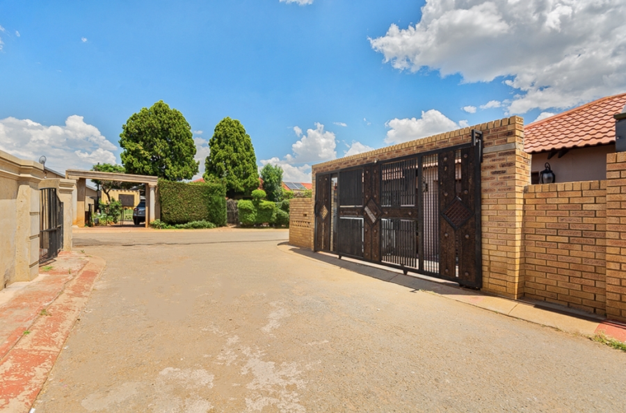 2 Bedroom Property for Sale in Protea North Gauteng