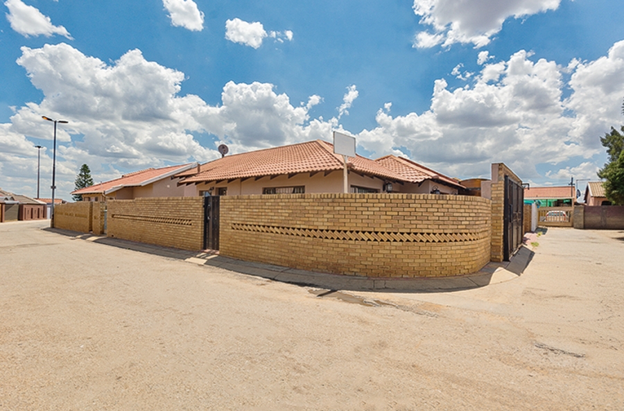 2 Bedroom Property for Sale in Protea North Gauteng