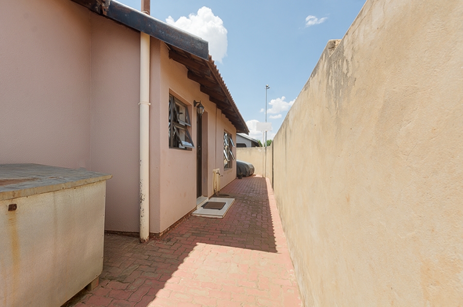 2 Bedroom Property for Sale in Protea North Gauteng