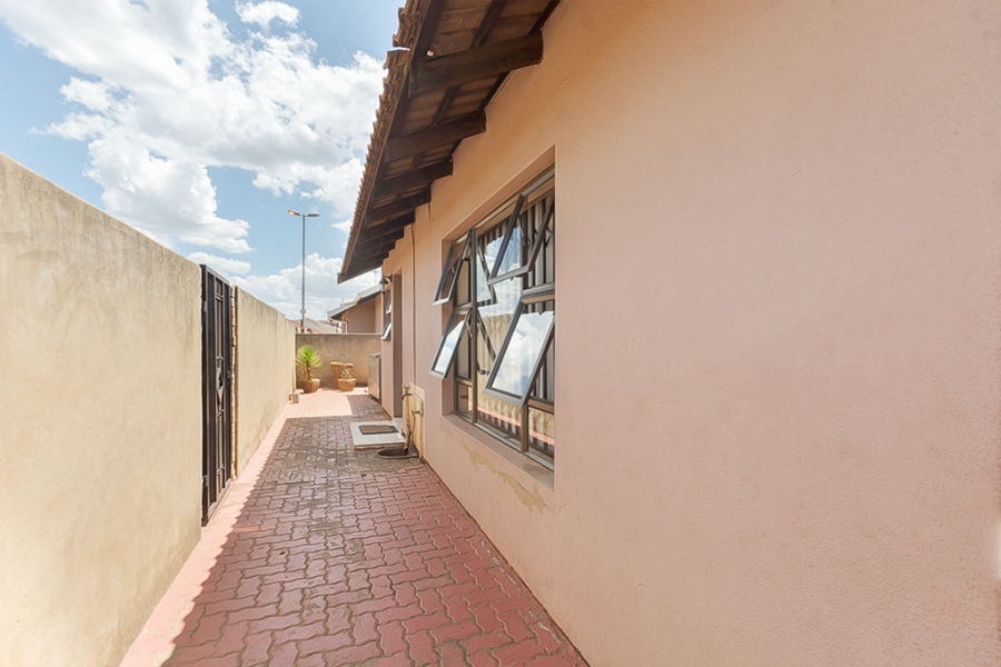 2 Bedroom Property for Sale in Protea North Gauteng