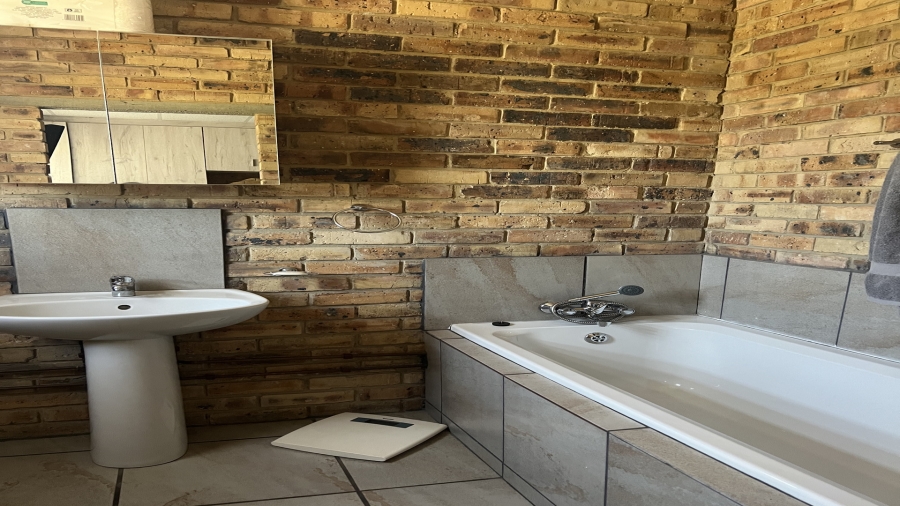 2 Bedroom Property for Sale in Roodia Gauteng