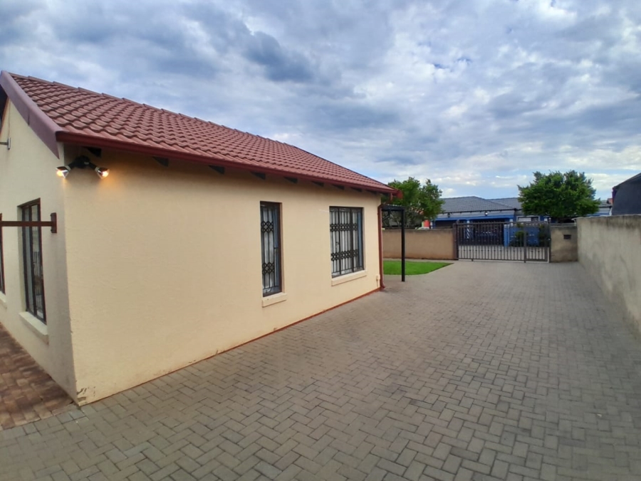 To Let 2 Bedroom Property for Rent in Elandspoort Gauteng