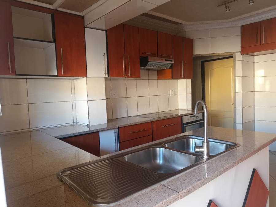 4 Bedroom Property for Sale in Mountain View Gauteng